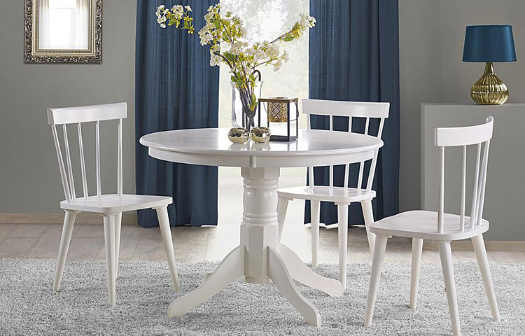 Okrągły biały stół w salonie