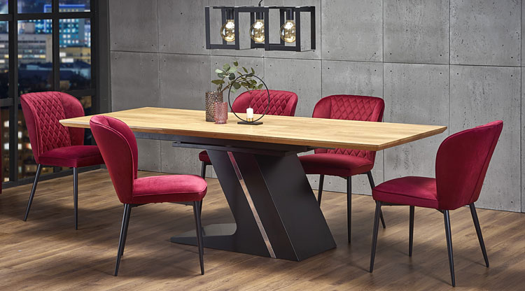 aranżacja stołu nowoczesnego z w stylu industrialnym z krzesłami w kolorze bordo  