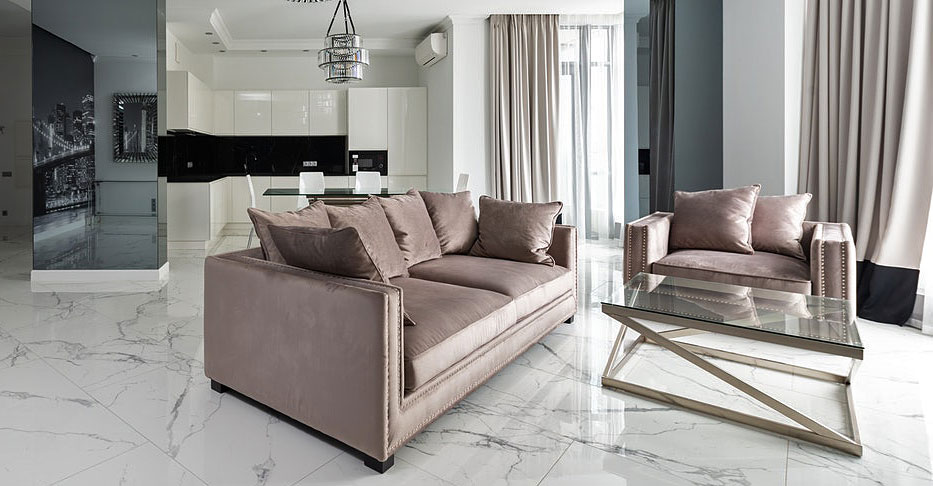 tapicerowana sofa w komplecie z fotelem z ozdobnymi nóżkami w stylu glamour
