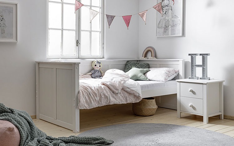 łóżko w stylu skandynawskim w pokoju dziecka 