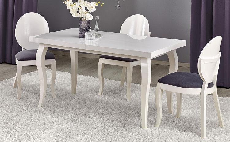 Biały stół w stylu klasycznym z czterema krzesłami w jadalni