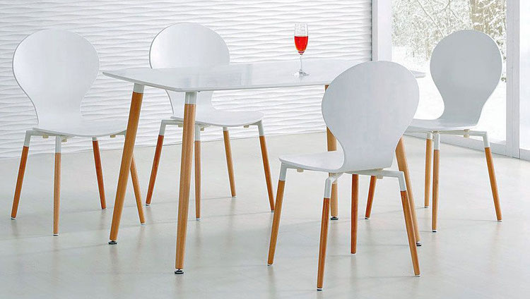 białe krzesła i biały stół w stylu skandynawskim w jadalni 