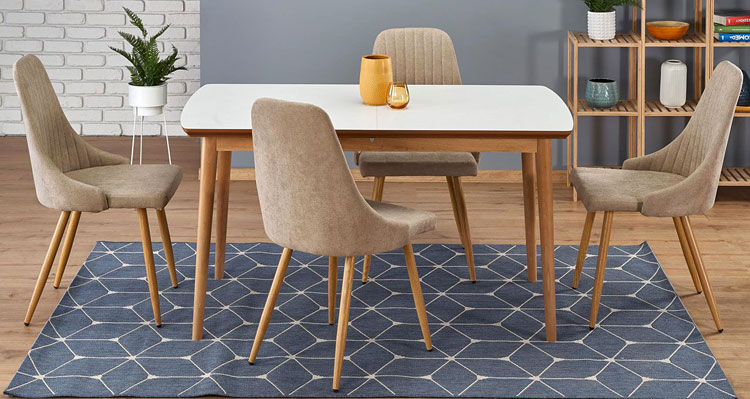 biały stół zestawiony z brązowymi tapicerowanymi krzesłami 