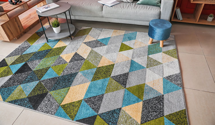 Kolorowy dywan w kształcie prostokąta 