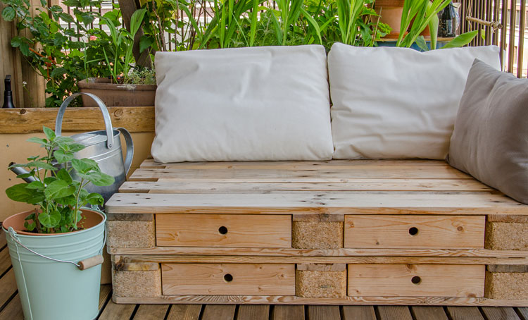 Nowoczesna sofa ogrodowa z palet 