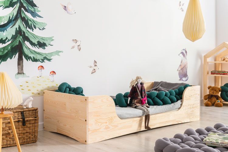 Drewniane łóżko w pokoju dziecka 