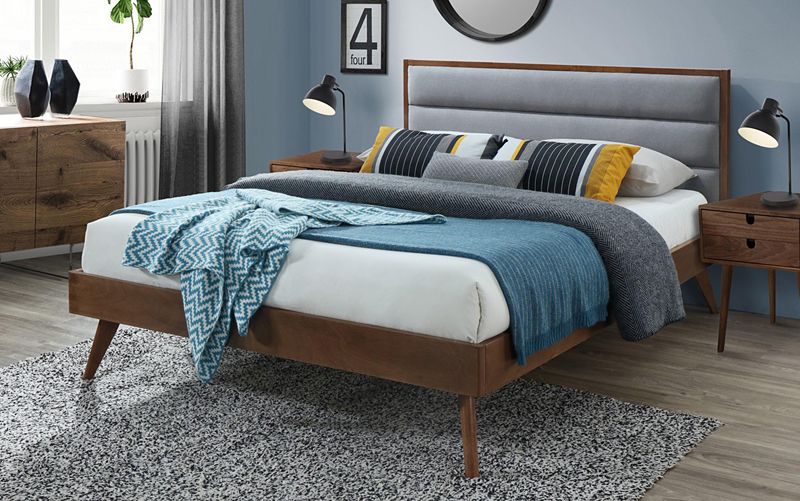 Materac piankowy na łóżku tapicerowanym 