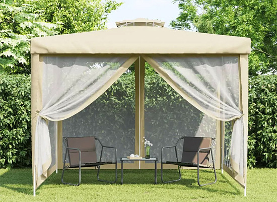 Kremowy namiot w ogrodzie 