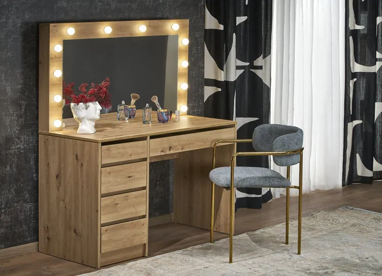 Tapicerowane krzesło przy toaletce 